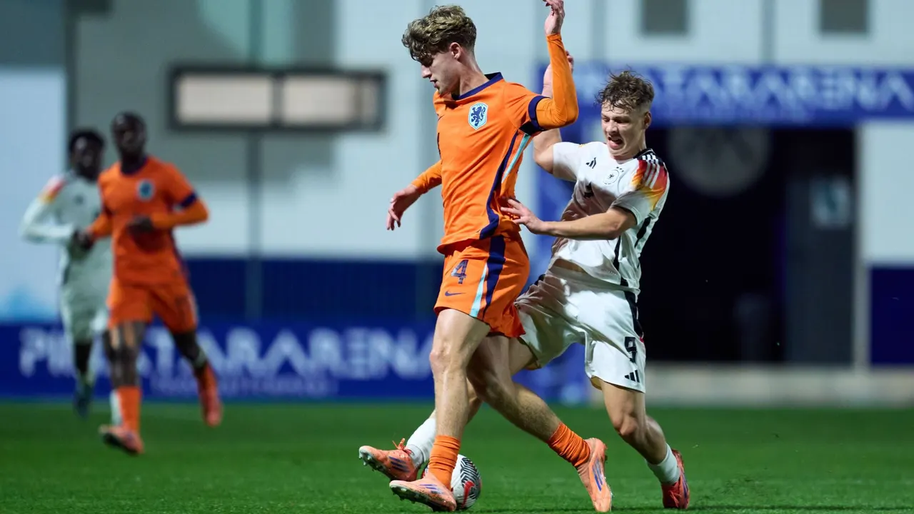 تشيلسي وبرشلونة يراقبان المدافع الشاب لفريق توينتي رود نيجستاد مع اقتراب محادثات تجديد العقد